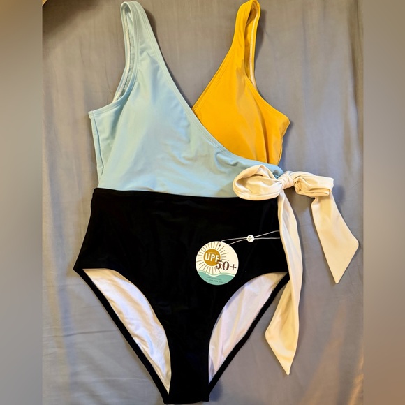 ✨Caden Lane Suns Out One Piece Bathing Suit ✨ - Picture 2 of 6